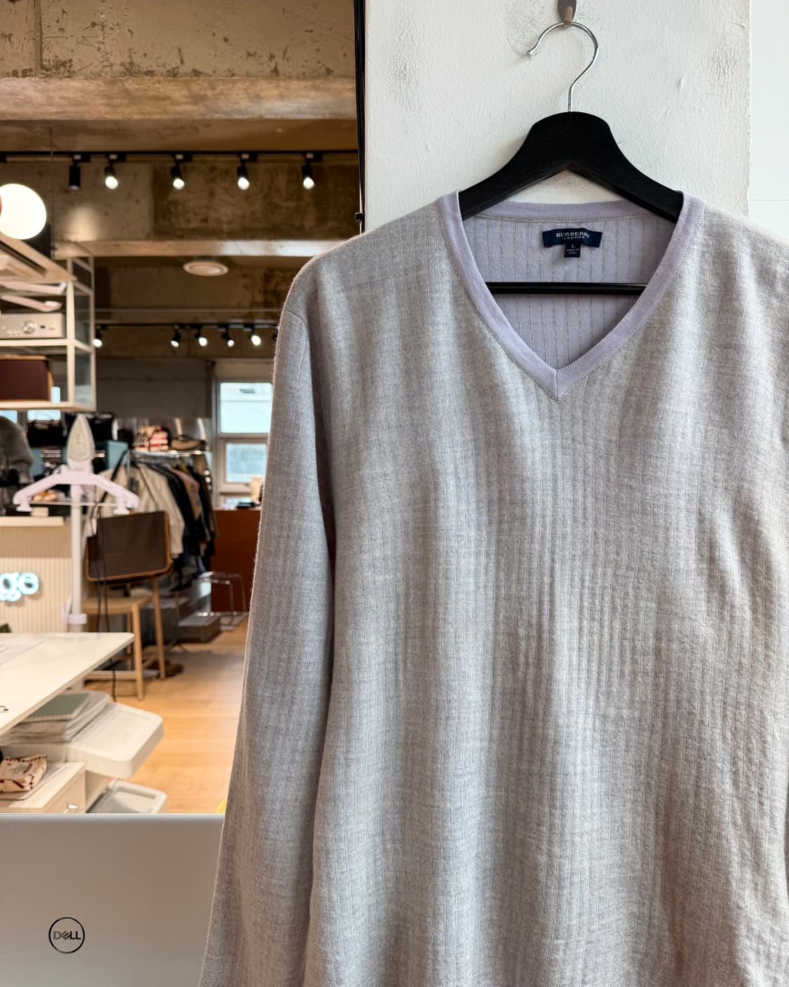 버버리 라이트 퍼플 스트라이프 브이넥 니트  상품이미지4