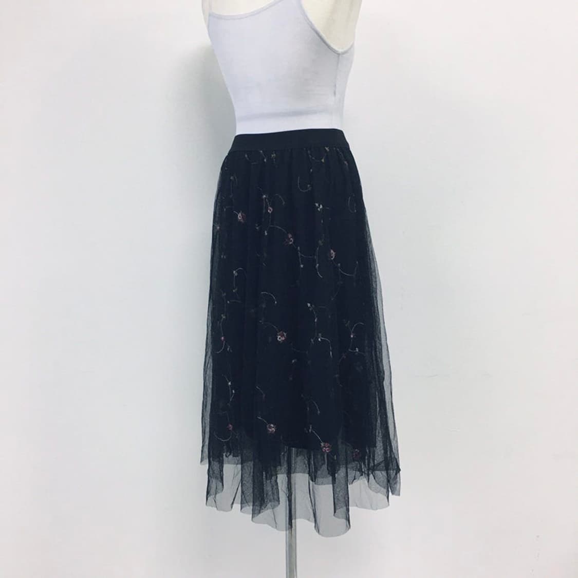 [새상품] 검정 꽃자수 샤스커트 상품이미지3