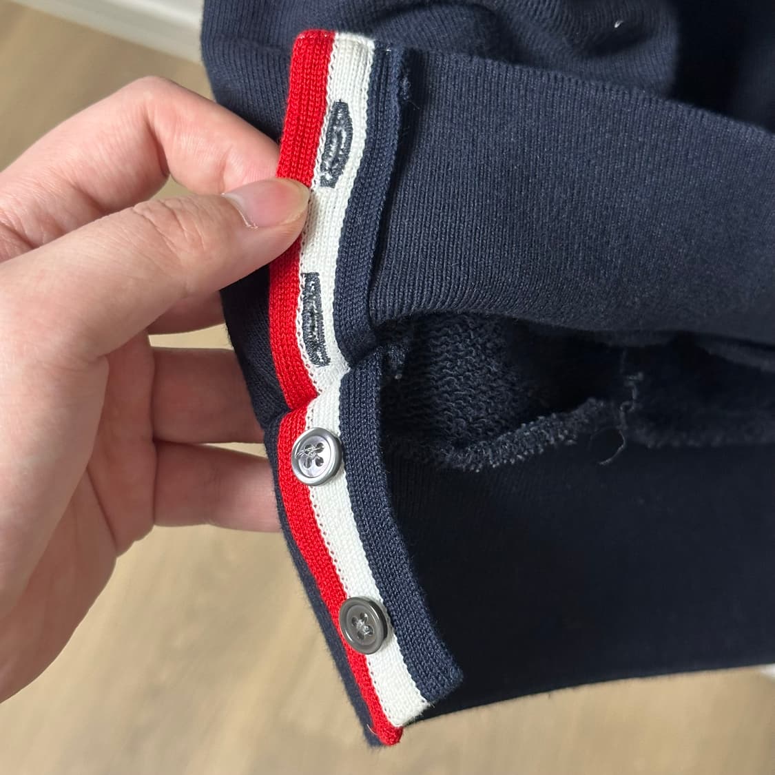 [2] 톰브라운 백삼선 맨투맨 네이비 상품이미지6