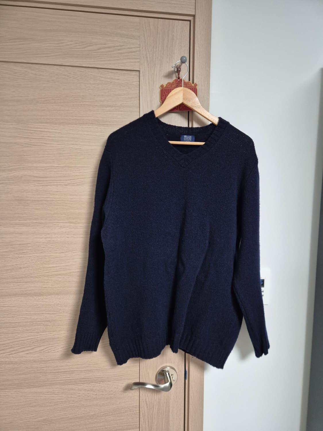 윌리엄로키 울 V넥 니트 판매합니다 상품이미지1