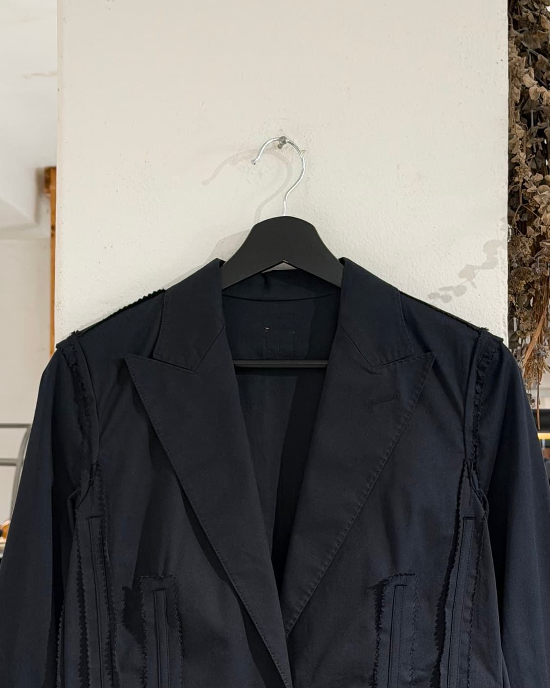 장 폴 고티에 블랙 프레이드 심 디테일 자켓 상품이미지4