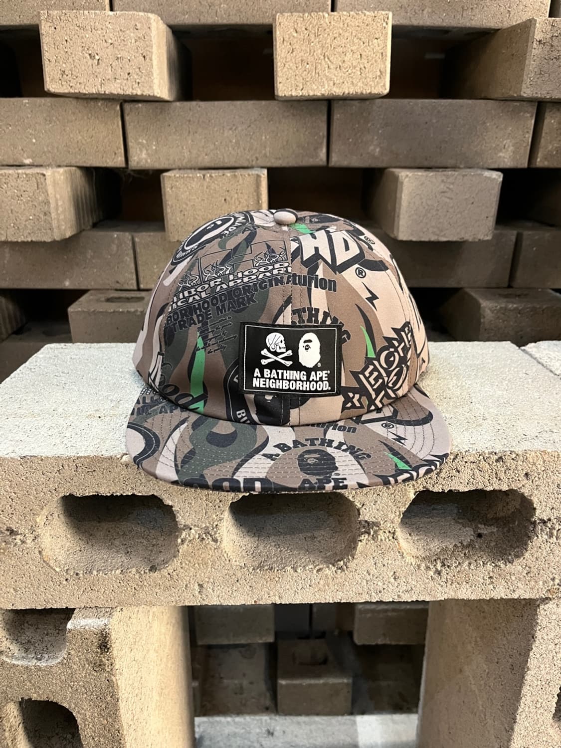 베이프 x 네이버후드 그래픽 스냅백 캡 상품이미지1