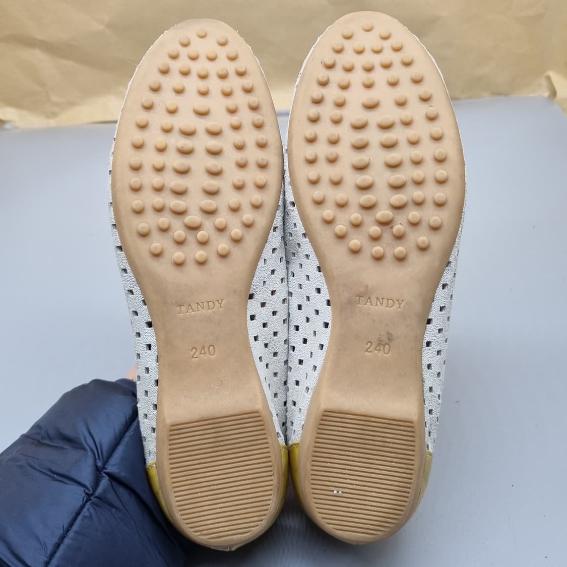 탠디 여성펀칭 플랫슈즈 240 상품이미지3