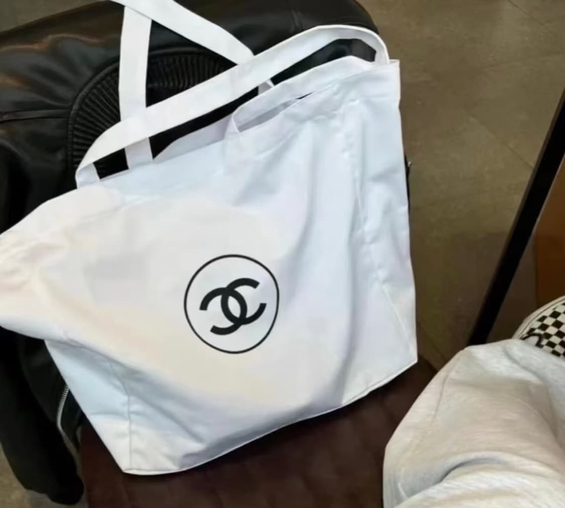 샤넬 뷰티 cc 로고 에코백 화이트 상품이미지1