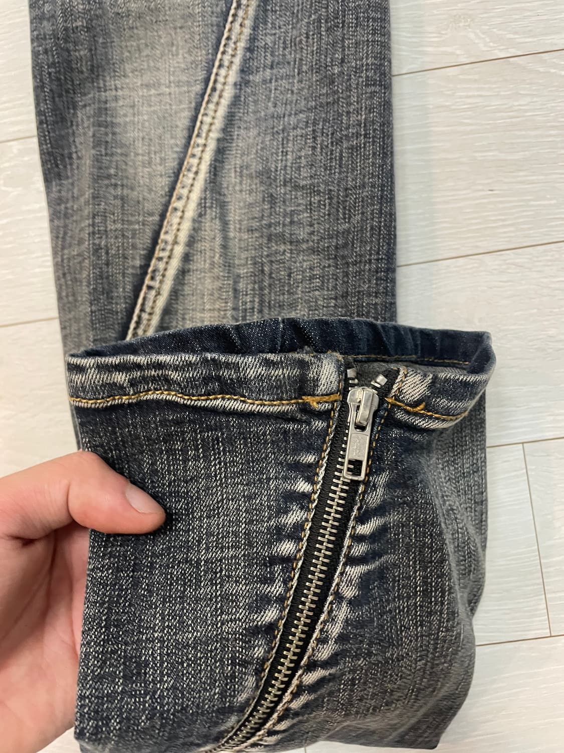 넥스트도어립스 TWISTED ZIPPER JEAN MID BLUE 상품이미지4