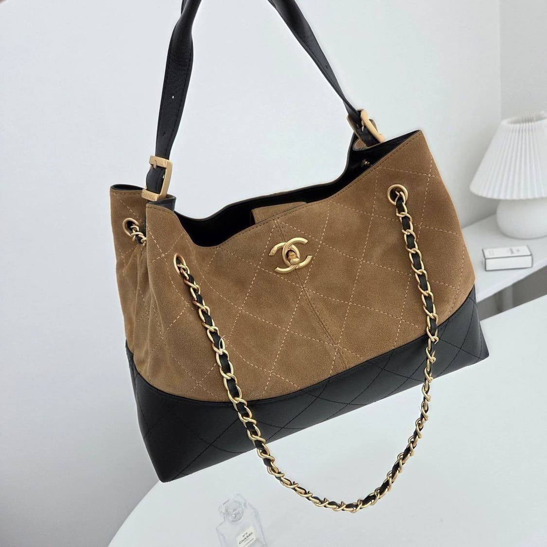 샤넬(Chanel) 25A 스웨이드 쇼퍼백 상품이미지3