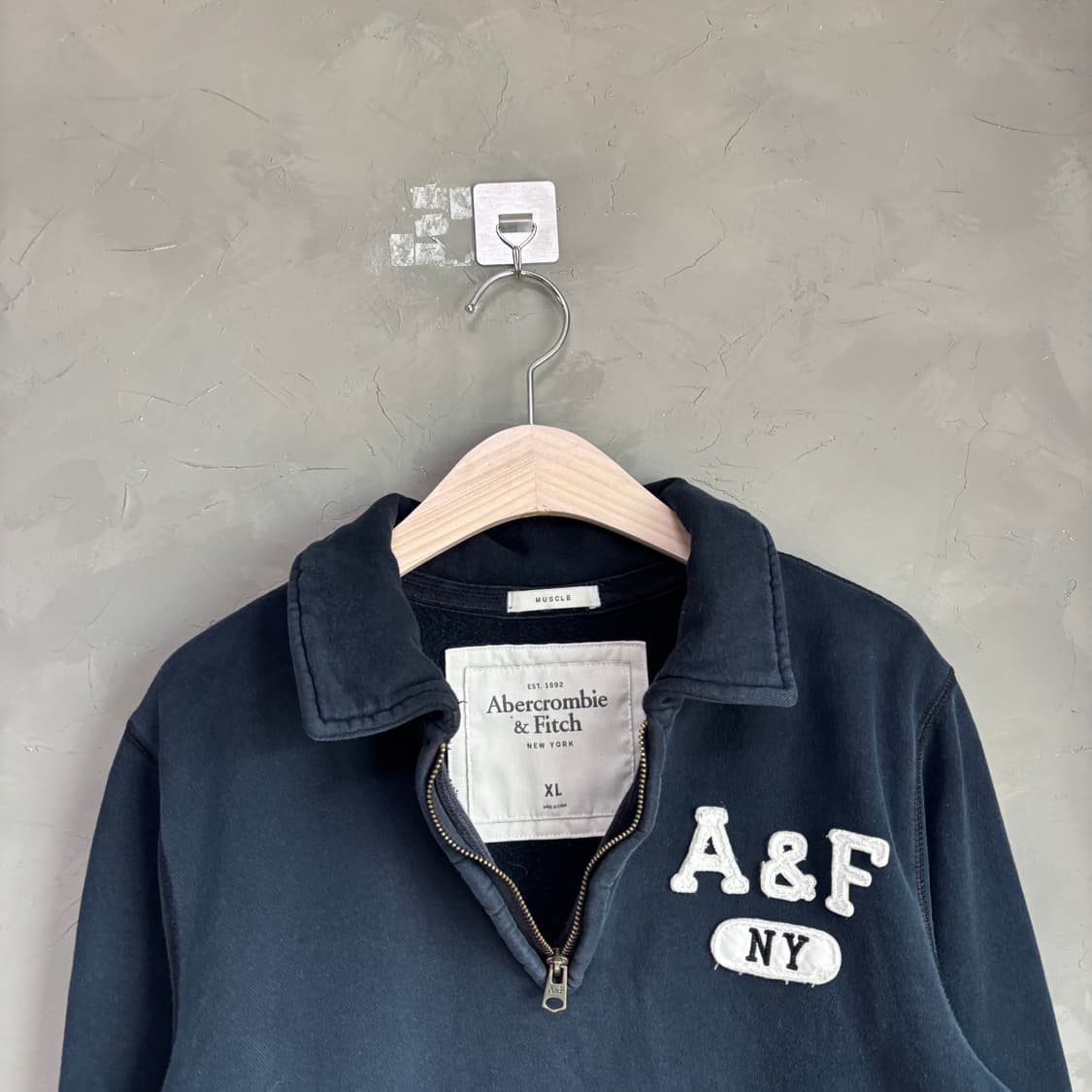 아베크롬비 카라 반집업 맨투맨 네이비 상품이미지2