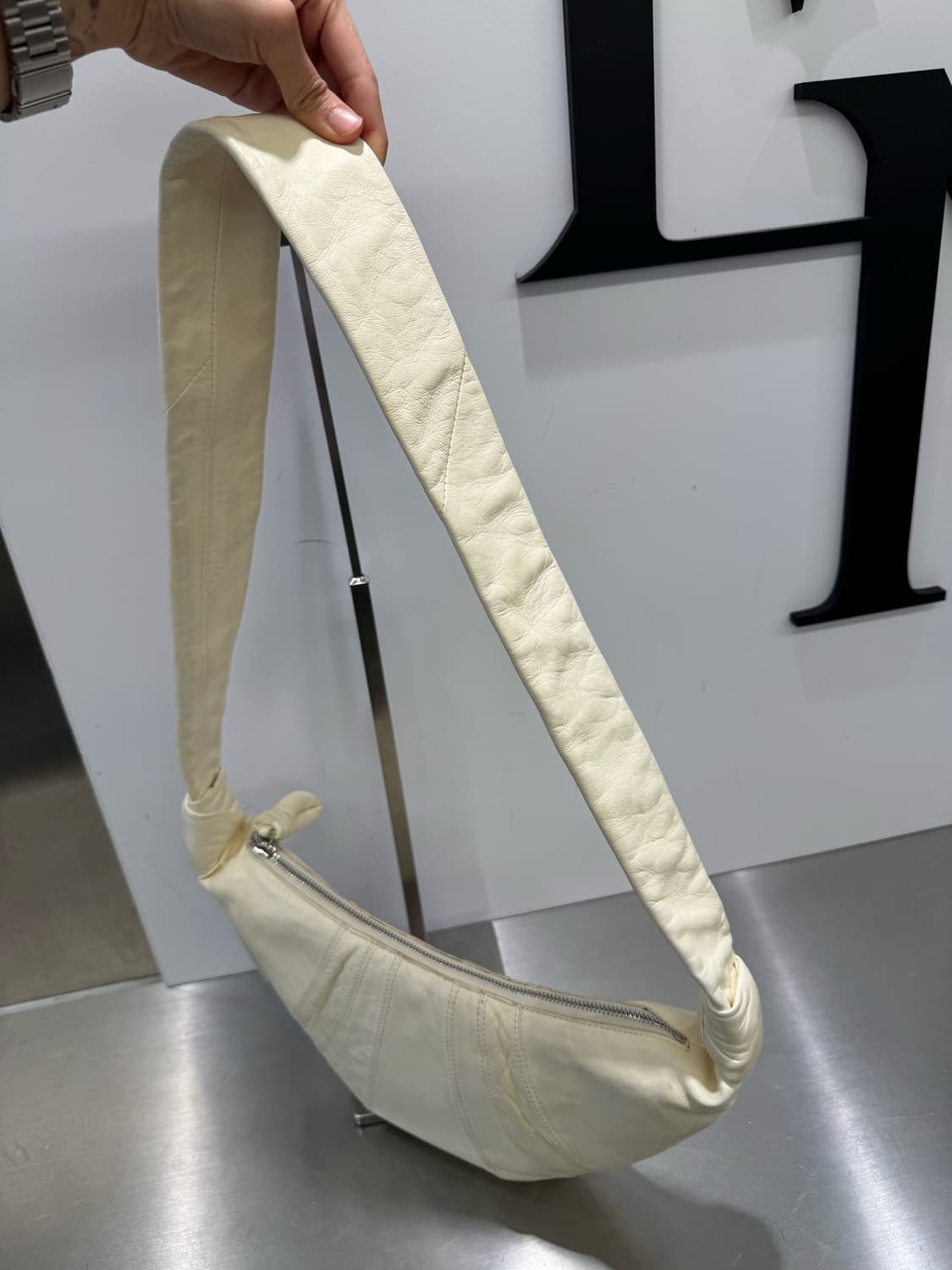 르메르 크로아상백 아이보리 스몰 상품이미지4