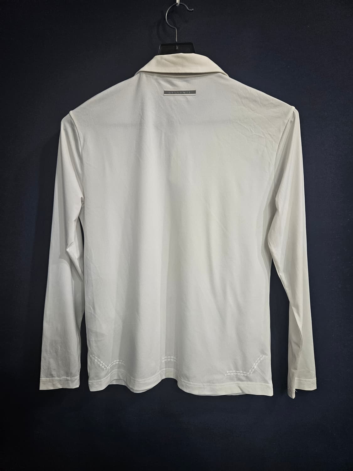 데상트 문양 화이트 남성 슬림핏 100 골프 카라긴팔티  상품이미지2