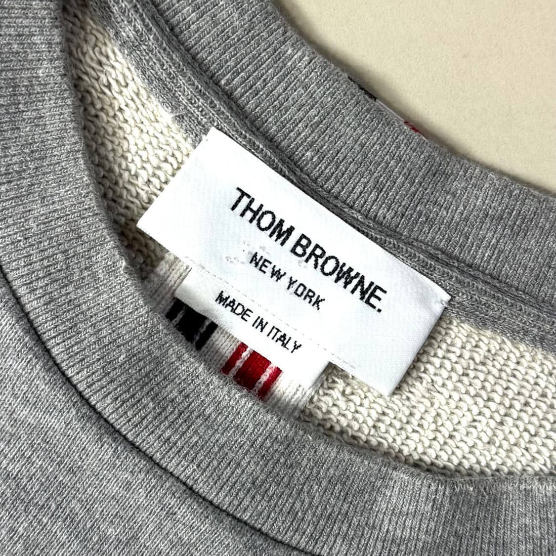 [3/당일출고]톰브라운 백삼선 맨투맨 상품이미지4