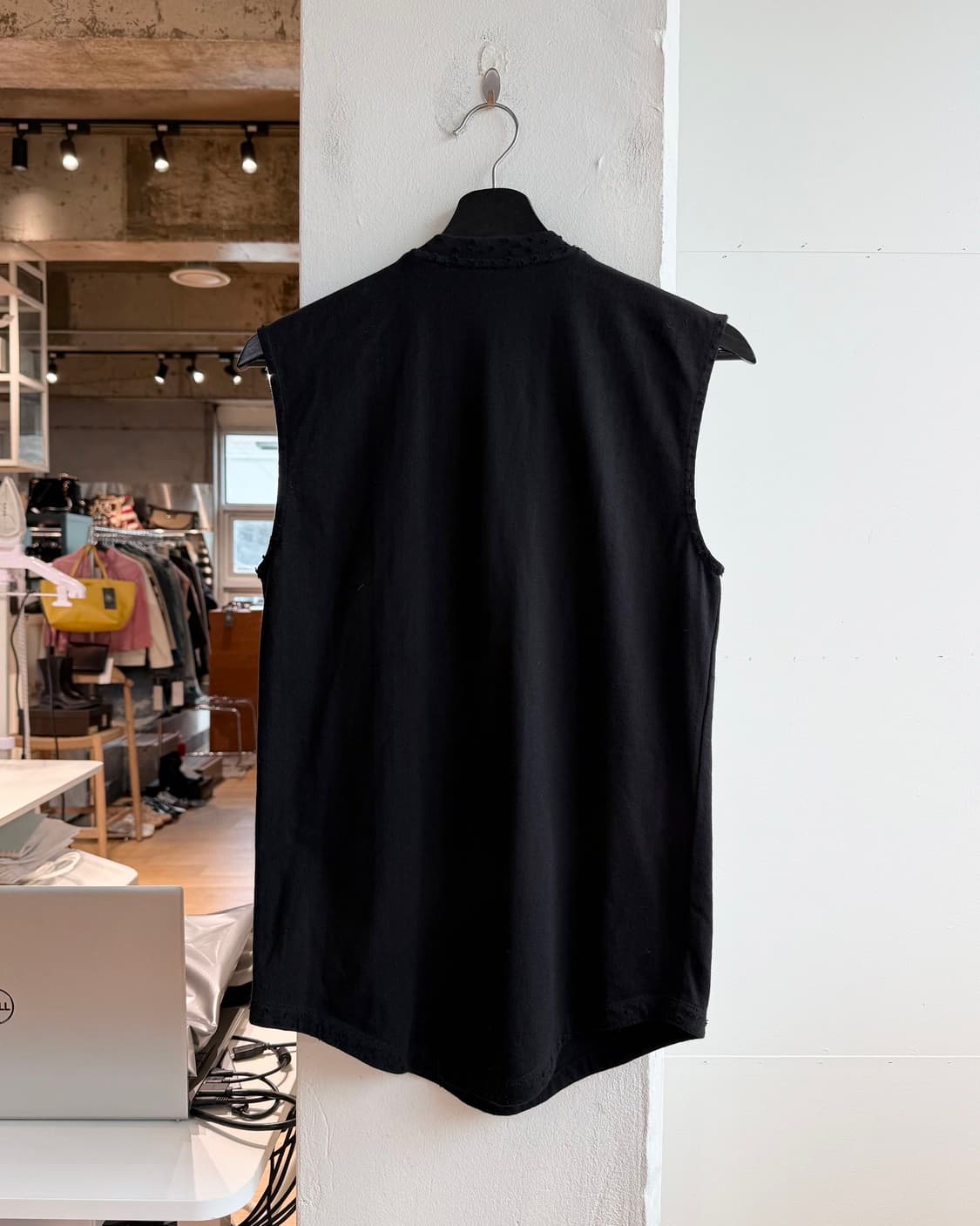 발망 블랙 로고 숄더 버튼 슬리브리스  상품이미지6