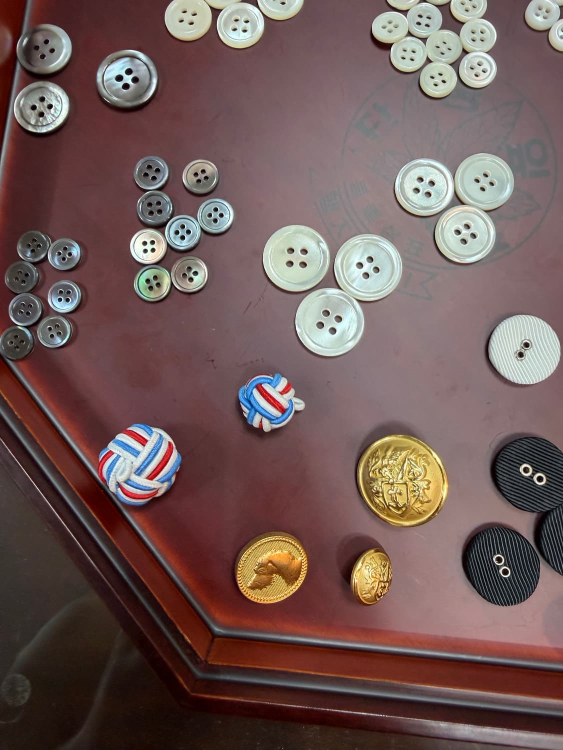 톰브라운 정품 각각의 다양한 단추들 많이있습니다. 새상품 팝니다.!!! 상품이미지4