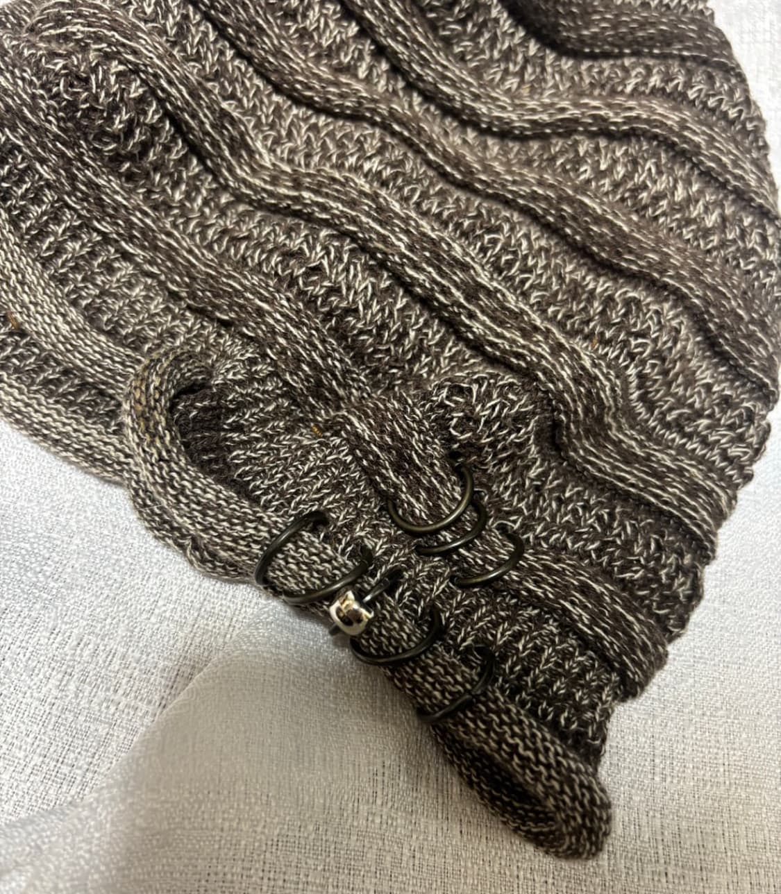 "Unknown" piercing Detail Beanie 상품이미지2