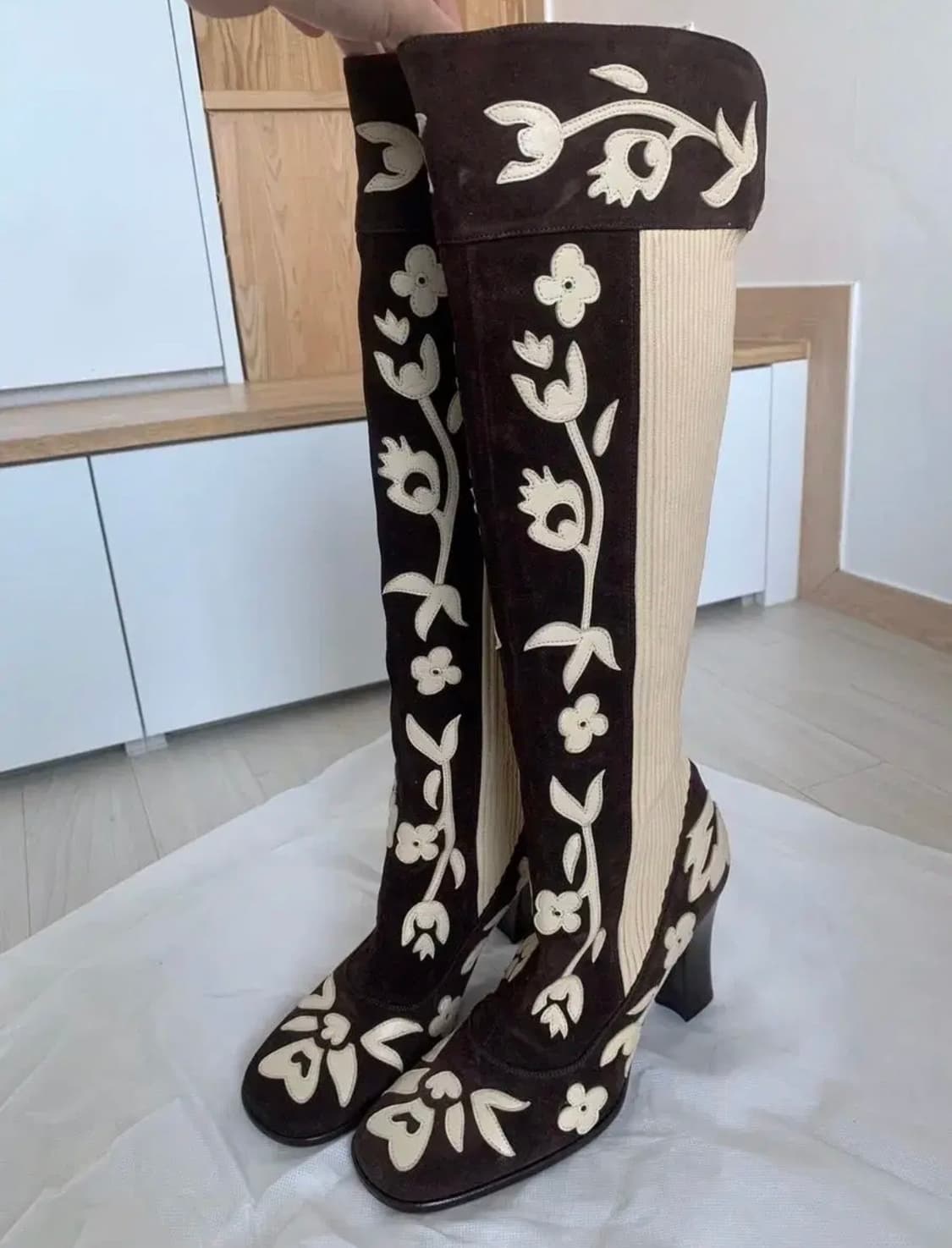 Dolce&Gabbana 돌체앤가바나 스웨이드 플로럴 니하이 부츠 상품이미지3