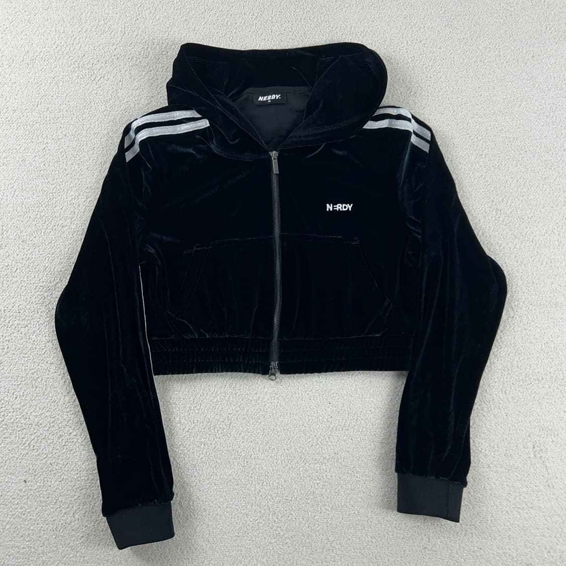 엔디와이 널디 자수로고 벨벳 크롭 후드집업 블랙 상품이미지3