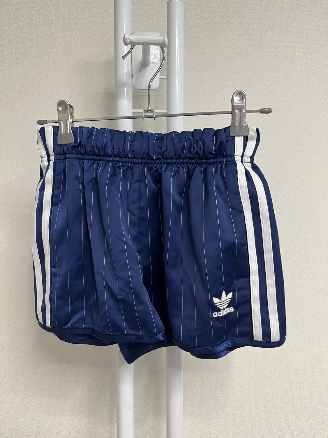 아디다스 핀스트라이프 새틴 숏팬츠 상품이미지4