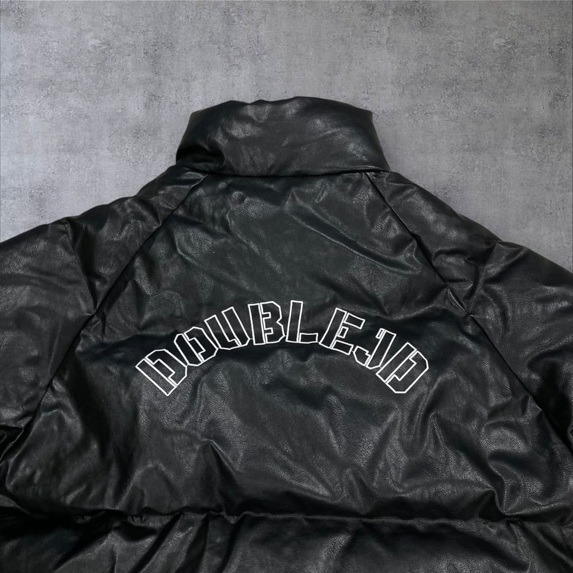 더블제이디 블랙 컬러 자수 패치 레더 숏 패딩 상품이미지2
