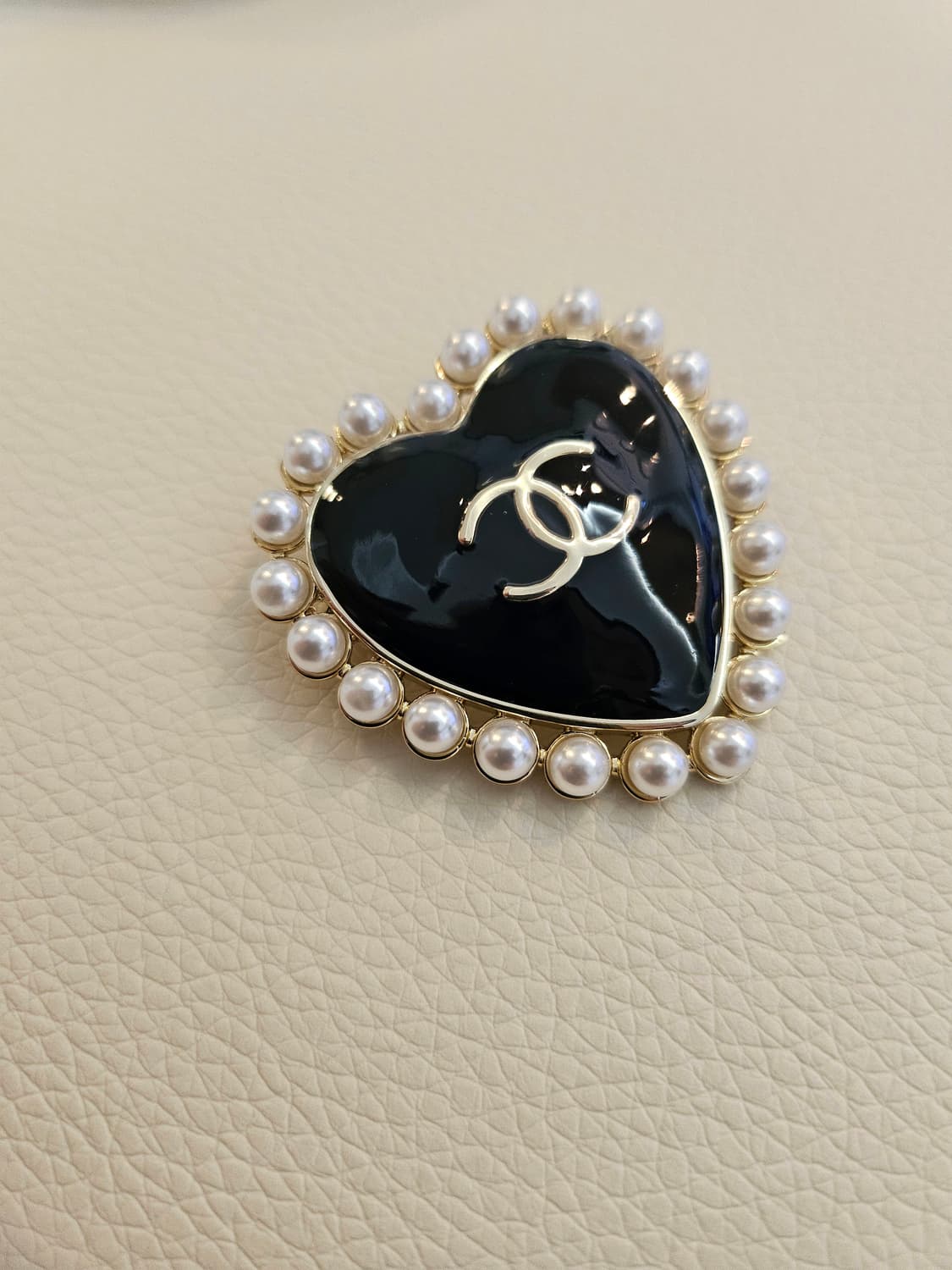 샤넬 블랙하트 진주장식 CC로고 브로치 업사이클링 상품이미지4