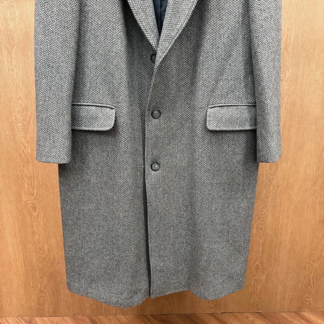  입생로랑 헤링본 테일러드 롱 코트 노치드 라펠 쓰리 버튼 디테일 그레이 상품이미지5