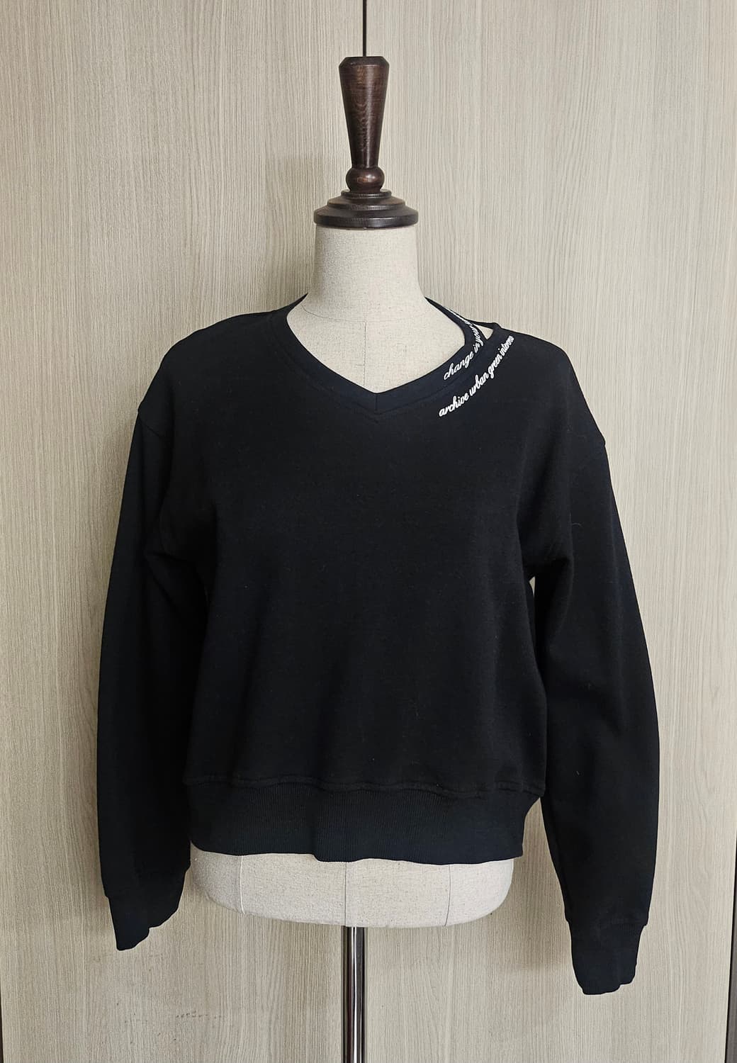 인터크루 블랙 브이넥 크롭 맨투맨 85 레터링 포인트 상품이미지3