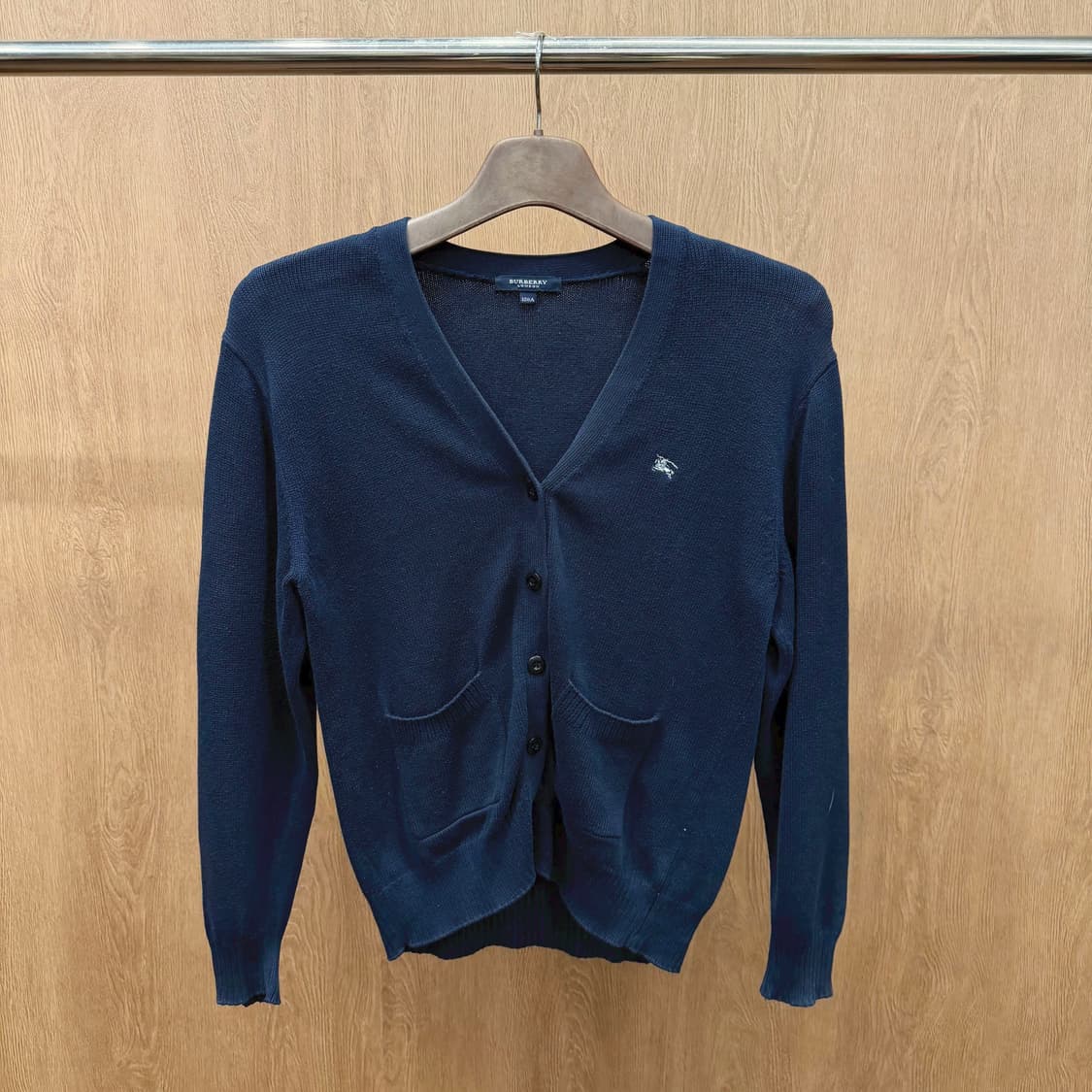 버버리 런던 브이넥 울 니트 가디건 로고 자수 패치 포켓 디테일 네이비 상품이미지2