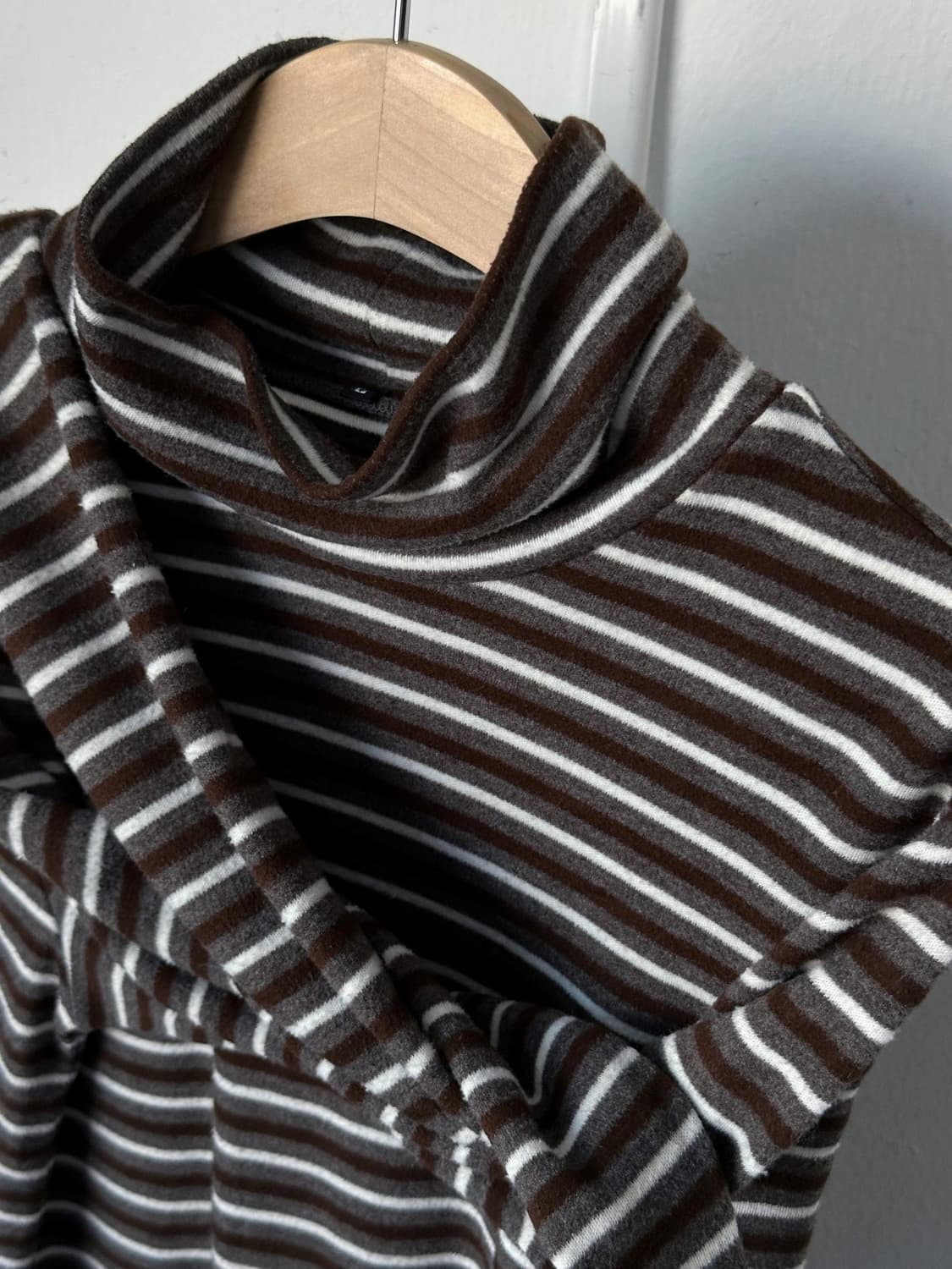 Design stripe stretched turtle neck top 상품이미지3
