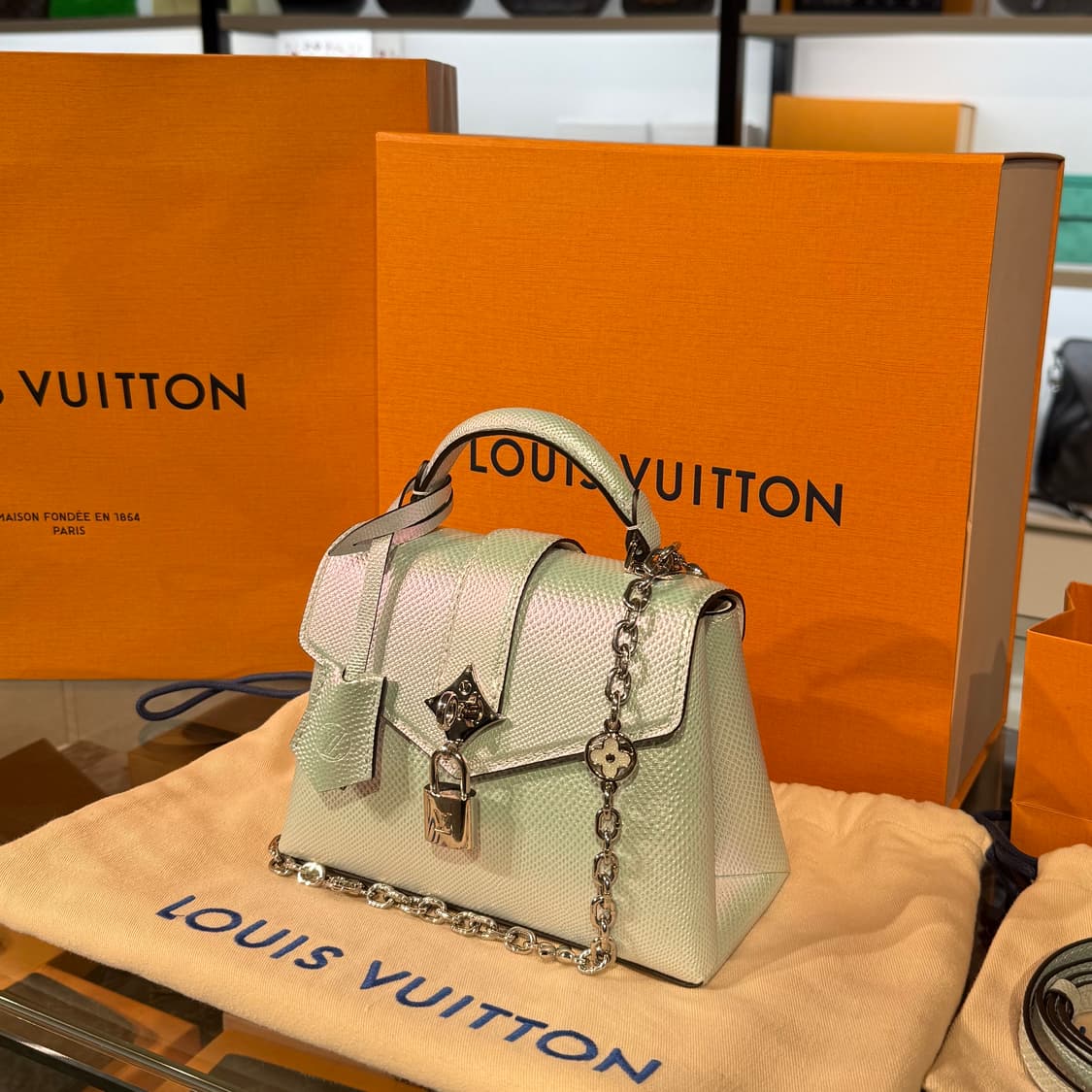 [25년] 루이비통 이그조틱 카룽 로즈 데 벙 미니 크로스백 상품이미지4