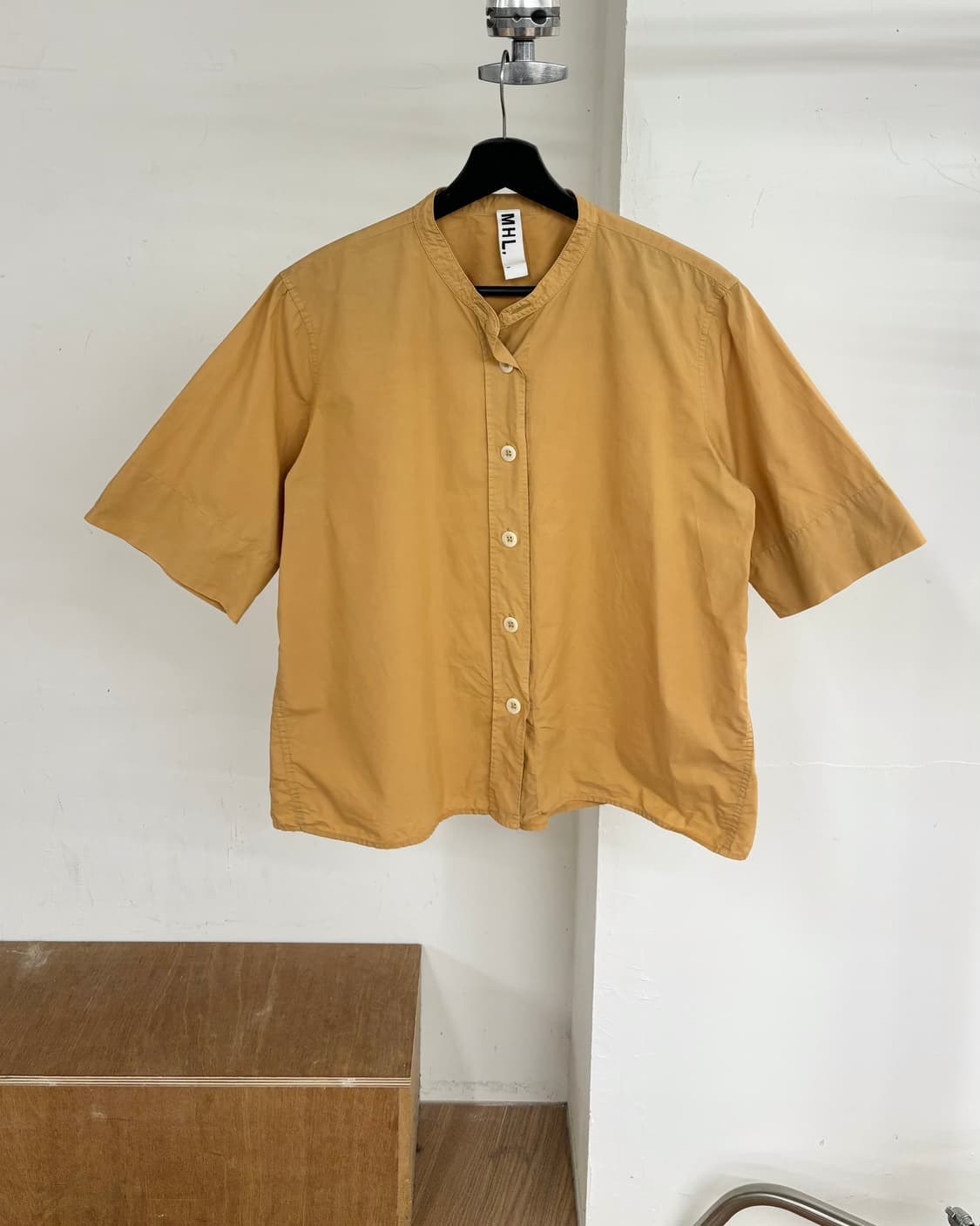 엠에이치엘 옐로우 밴드 카라 반팔 셔츠 상품이미지1