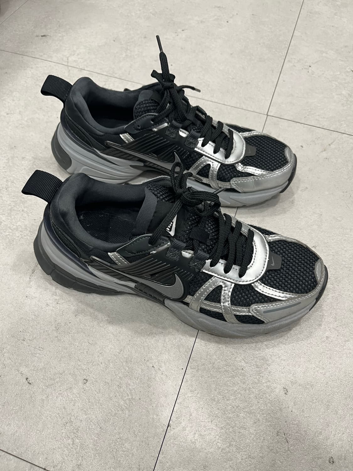 나이키 v2k런 블랙 다크 스모크 그레이 240 상품이미지6