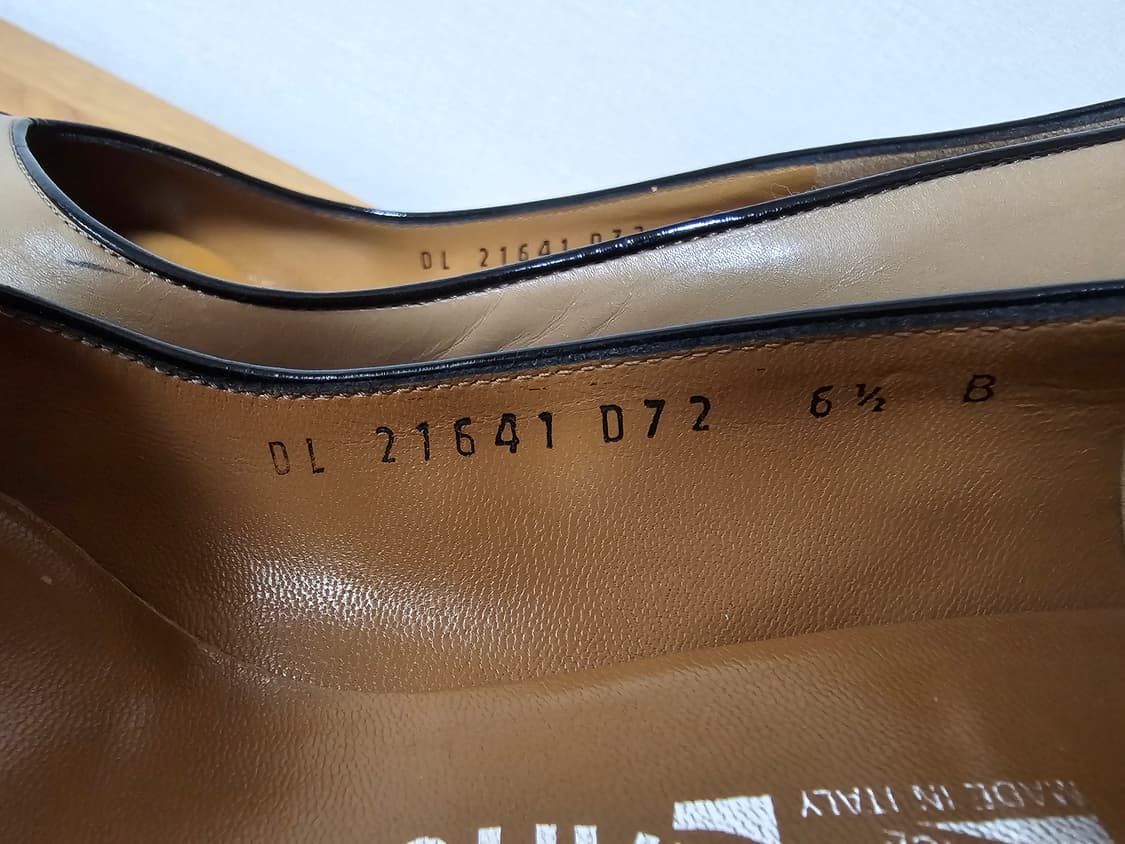 [신발정리] 페라가모 클래식 배색 펌프스 (6.5B / 235)

살바토 상품이미지8