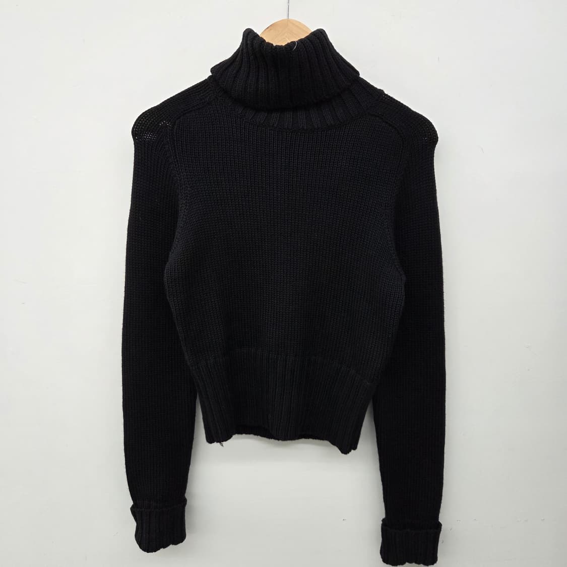 띠어리 블랙 롤넥 크롭 니트 여m 상품이미지2