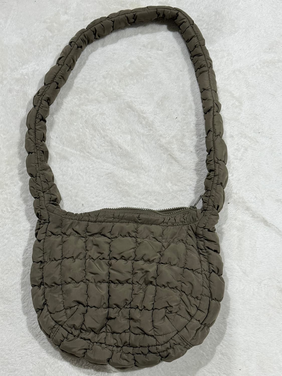 COS 퀄티드 메신저백 카키 구름백 상품이미지2