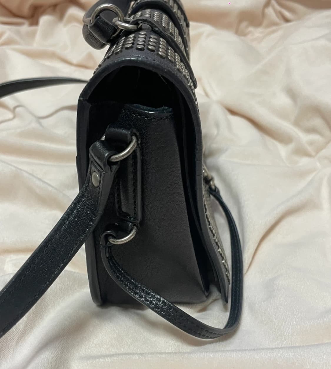 생로랑 블랙 스터드 레더 숄더백 상품이미지7