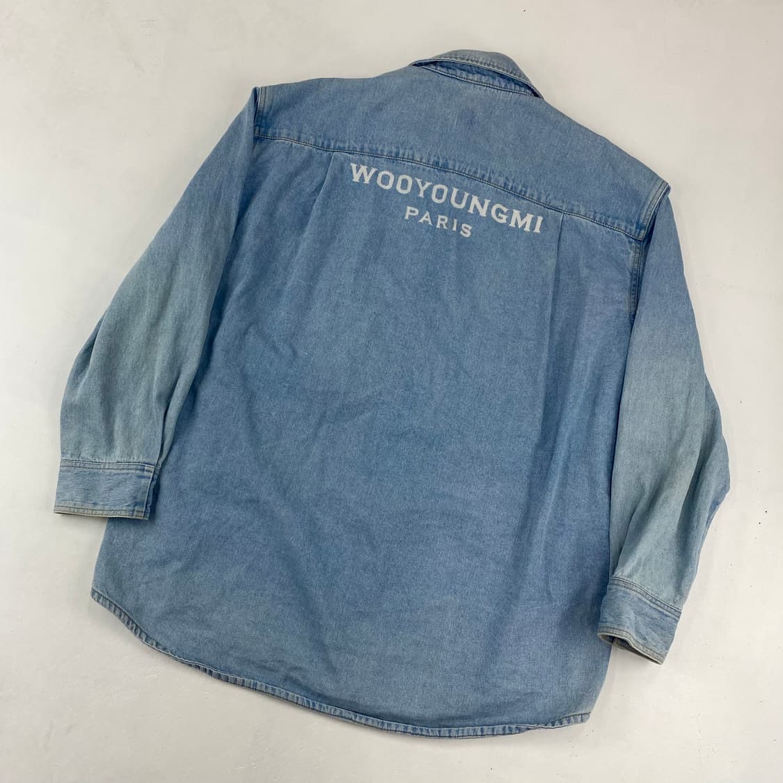 우영미 23s/s 스펠아웃 백로고 데님 셔츠 (110) 상품이미지3