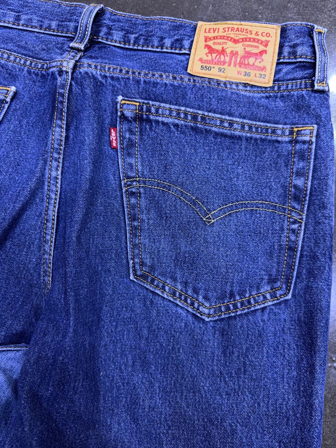 리바이스 550 릴렉스드 스트레이트핏 스톤워싱 중청 데님팬츠 36 상품이미지8