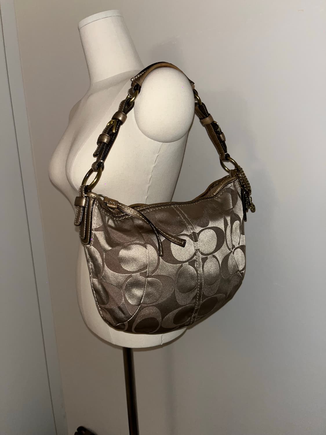 Coach Gold Half Moon Shoulder Bag 상품이미지4