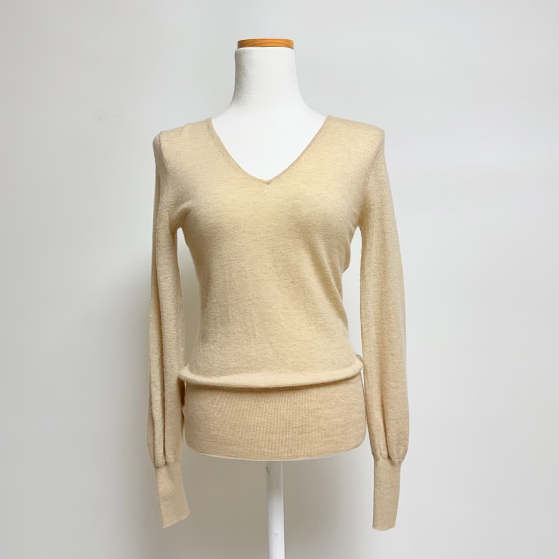 [캐시미어 100%] 오트밀 베이지 슬림핏 니트 상품이미지1