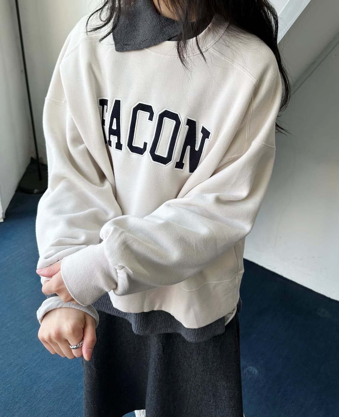 Wide silhouette design patch sweat P/O 상품이미지7