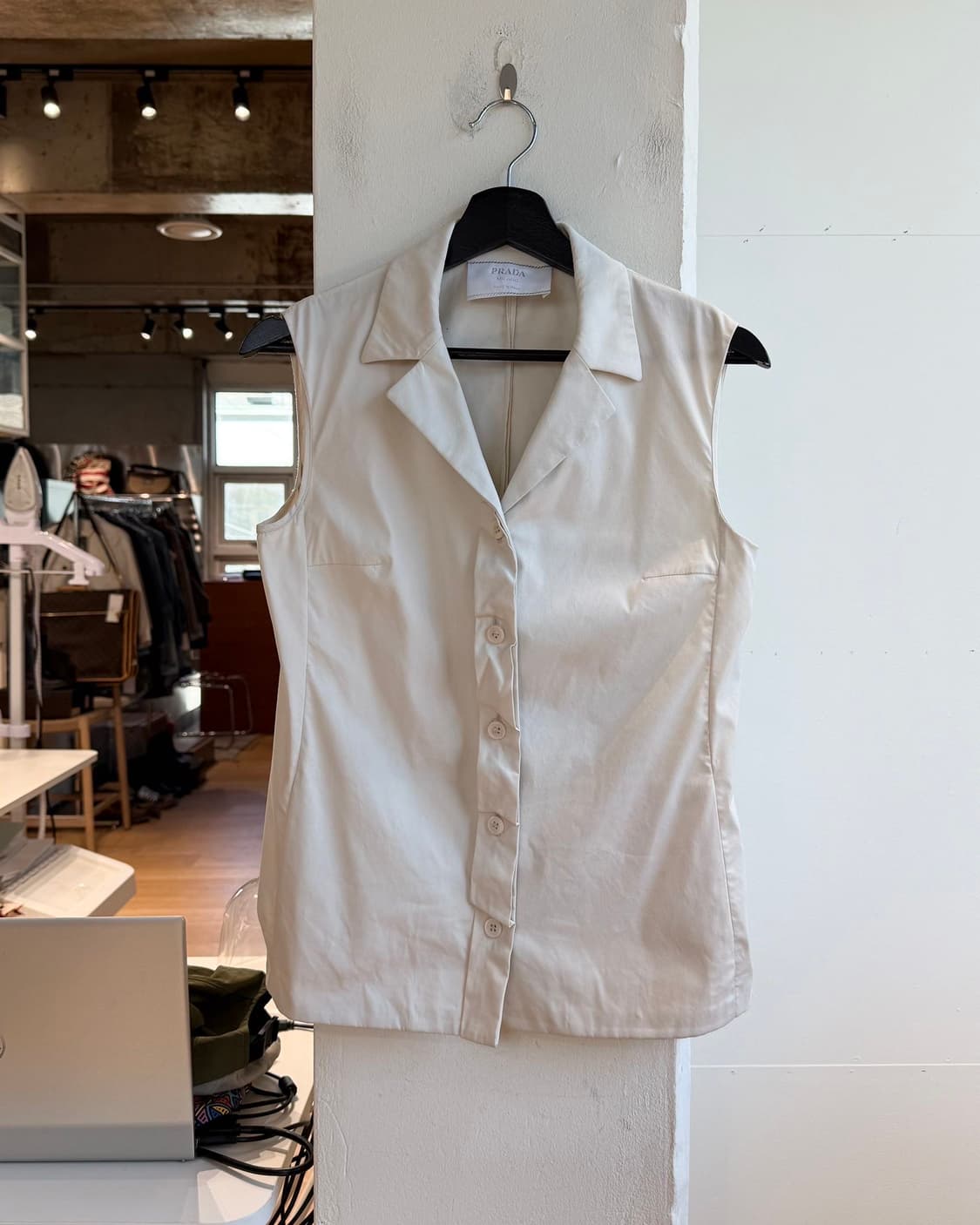프라다 아이보리 슬리브리스 셔츠 상품이미지2