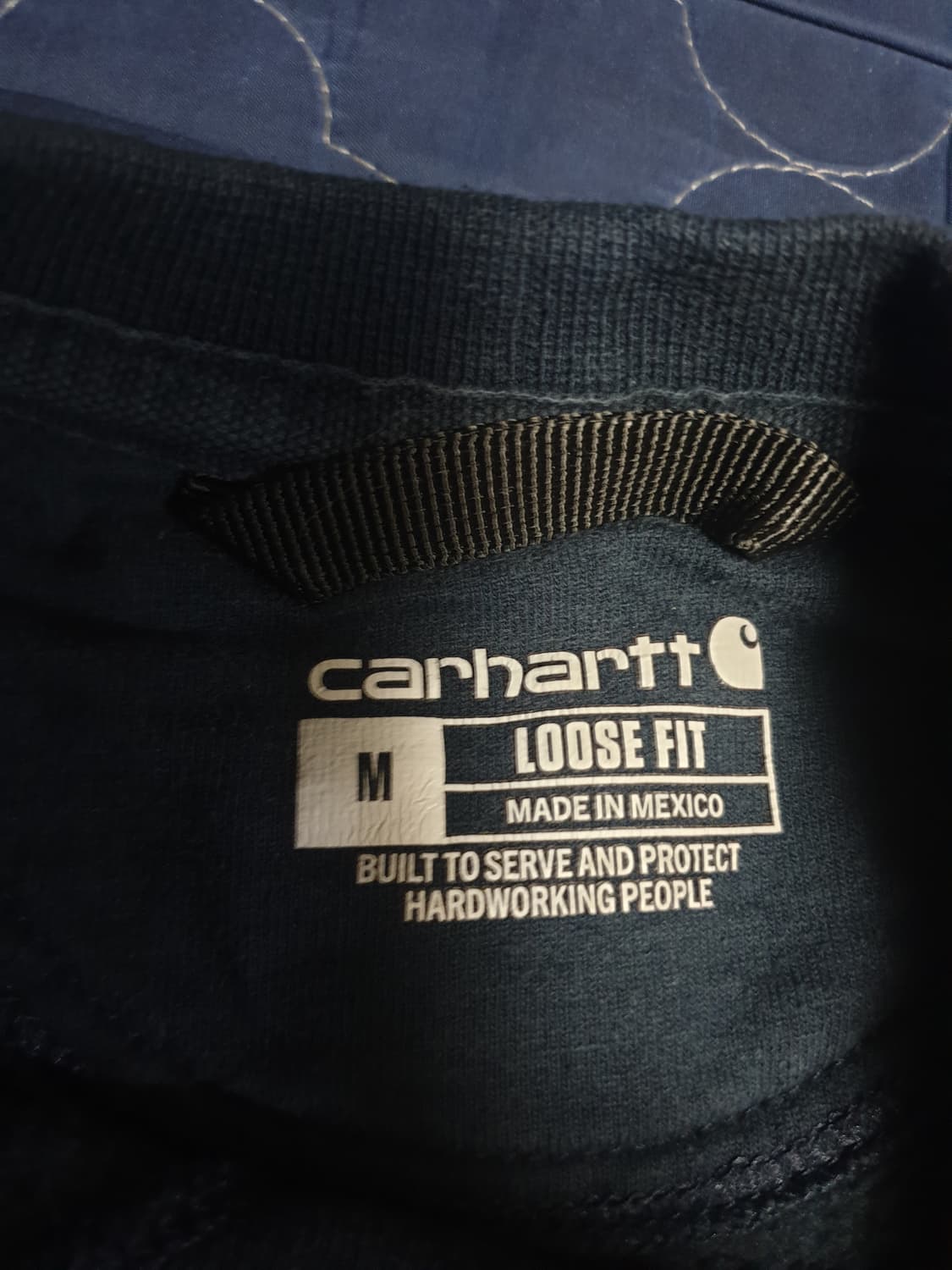 (품절제품) 칼하트 미드웨이트 루즈핏 포켓 스웻 맨투맨 네이비 (M) 상품이미지4