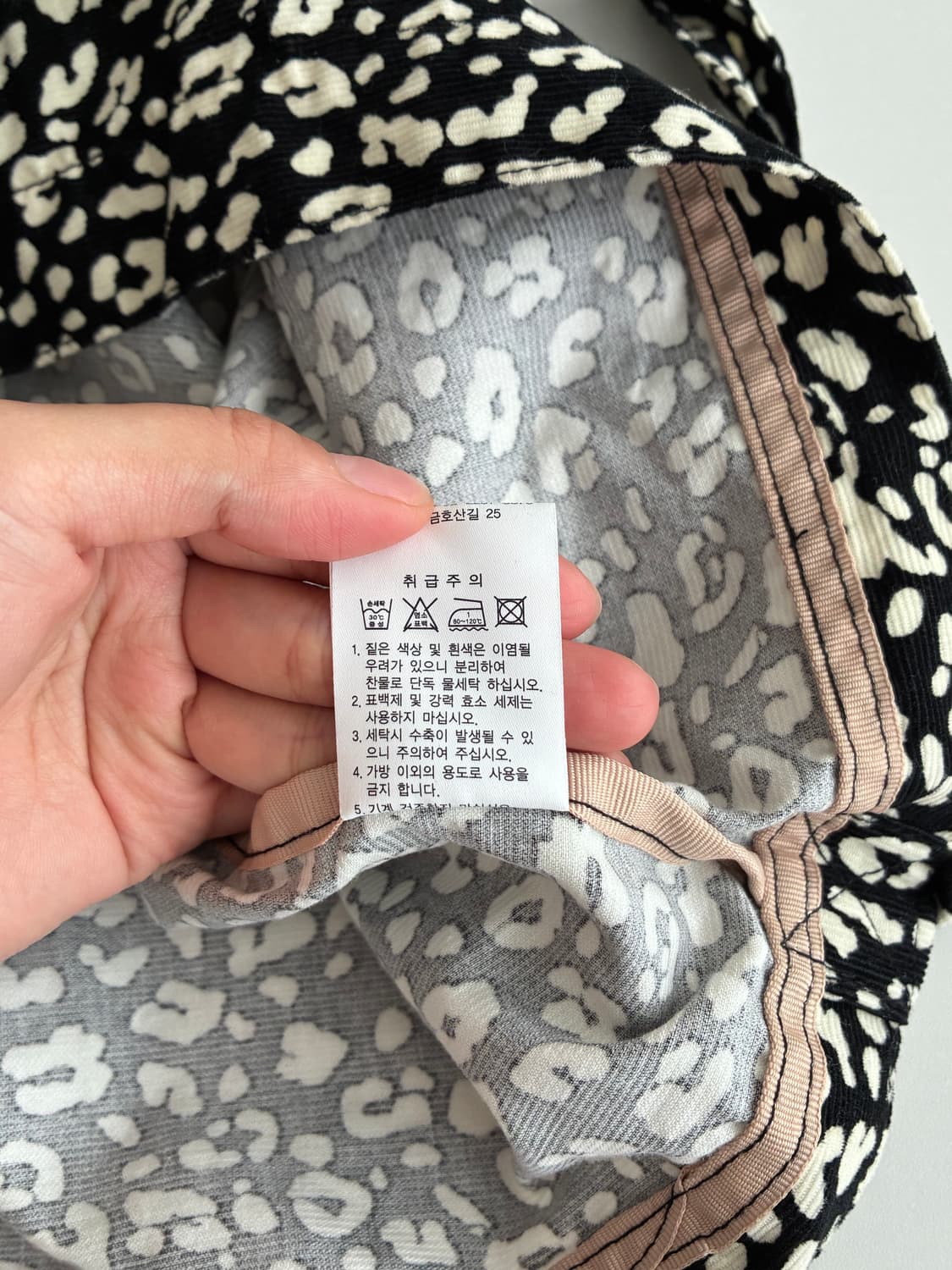 이미스 EMIS 레오파드 코듀로이 에코백 블랙 상품이미지5