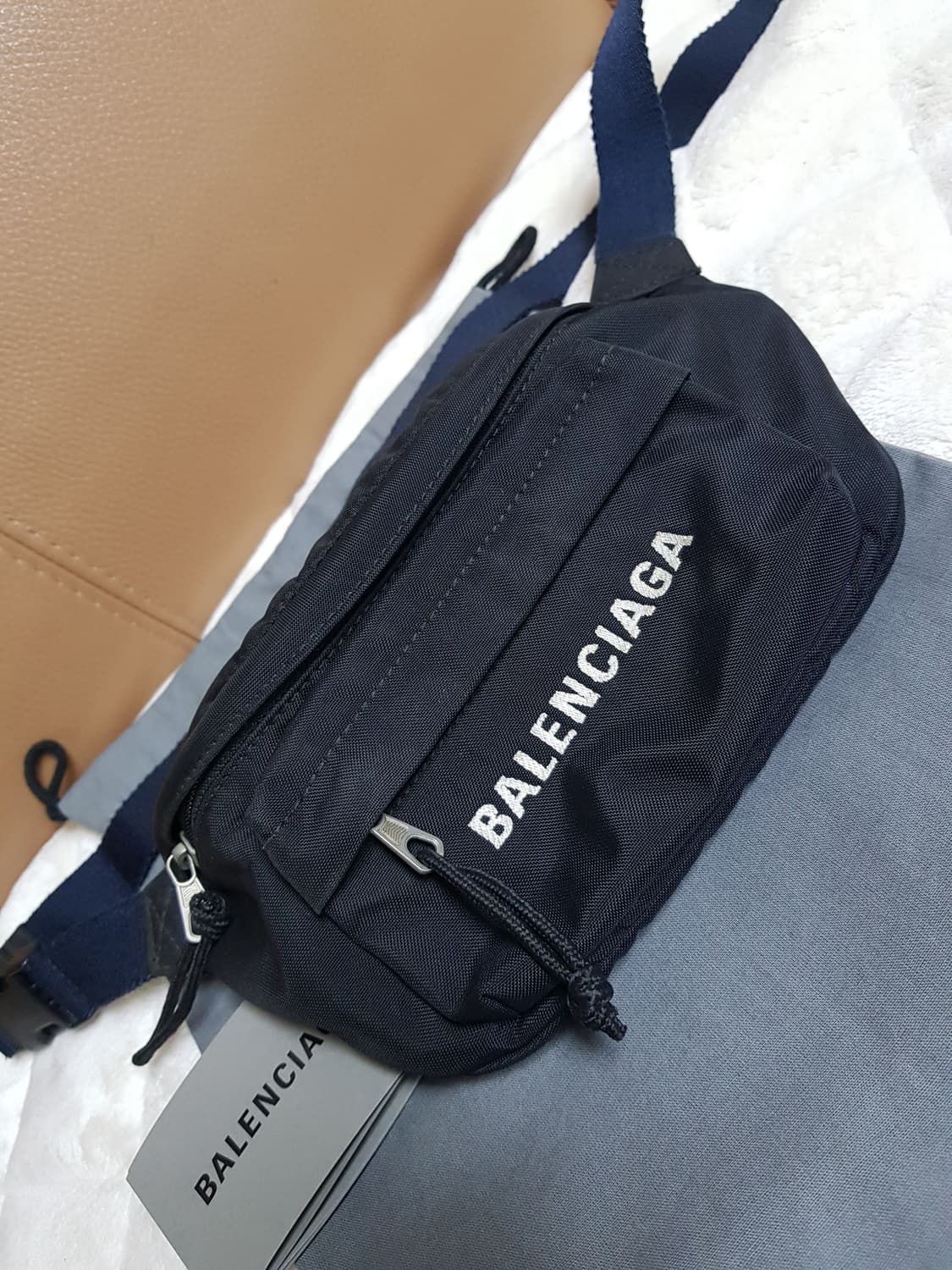 발렌시아가 휠 스몰 벨트백 힙색 블랙 상품이미지2