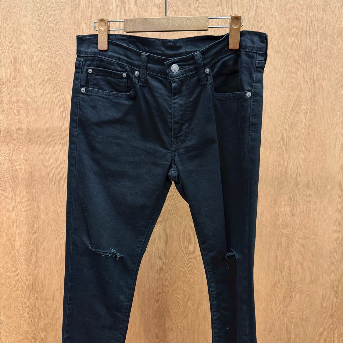 리바이스 511 코튼 팬츠 디스트로이드 로고 탭 디테일 레귤러핏 블랙 상품이미지4