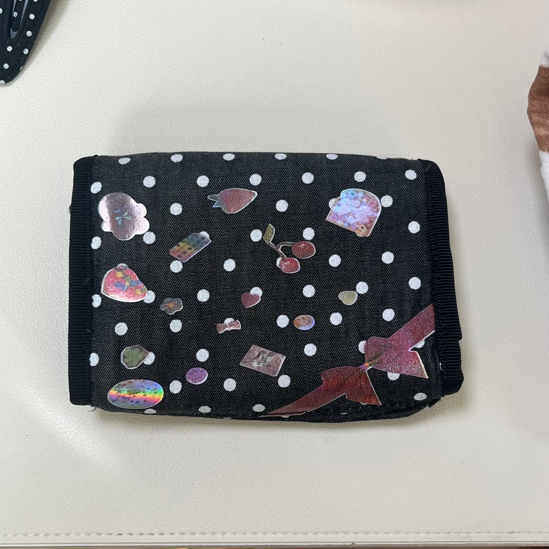 더뮤지엄비지터 도트 지갑 상품이미지2