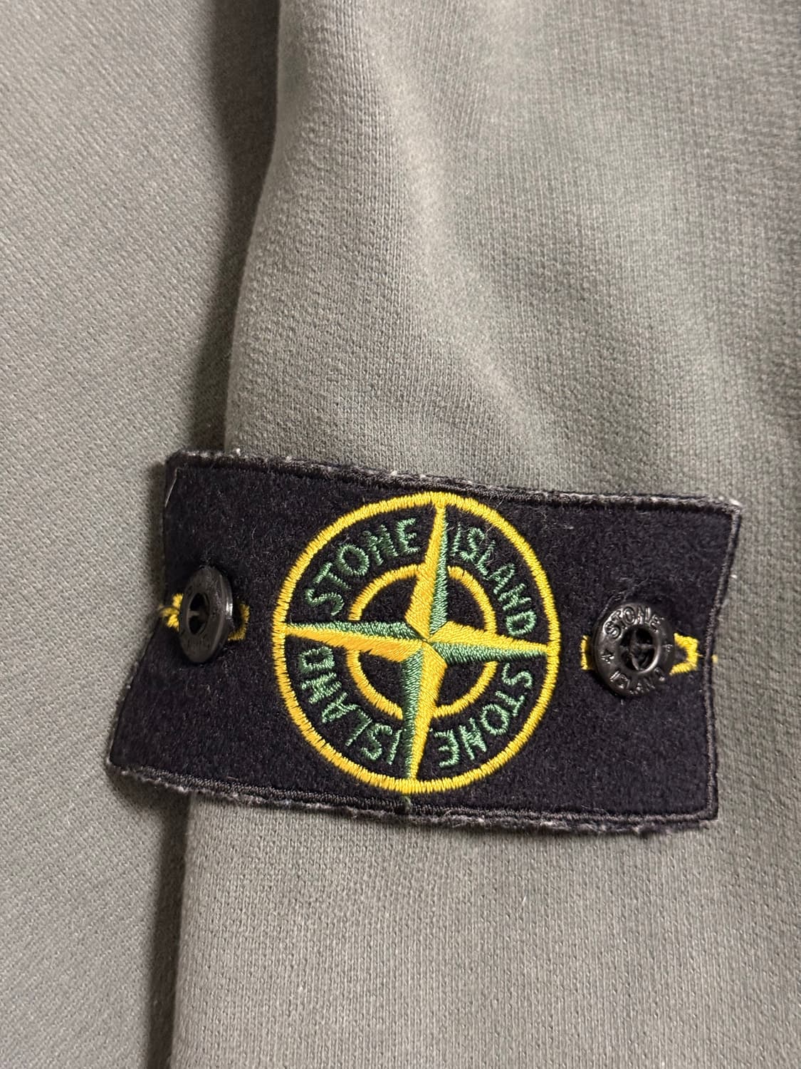 스톤아일랜드 카키 맨투맨 상품이미지4