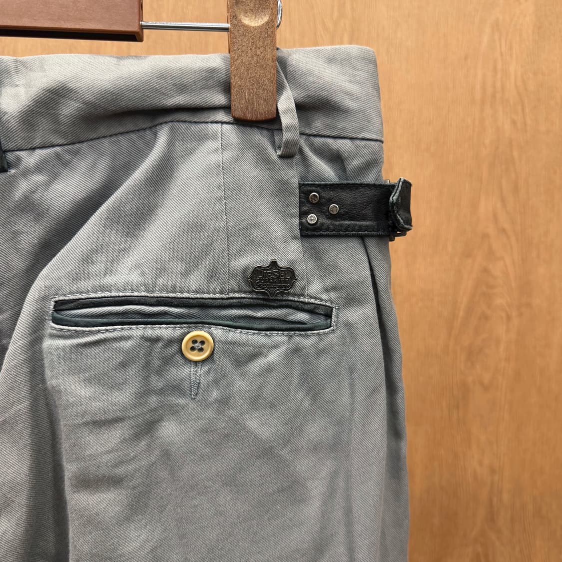 디젤 코튼 팬츠 사이드 레더 스트랩 로고 메탈 장식 스트레이트핏 그레이 상품이미지6