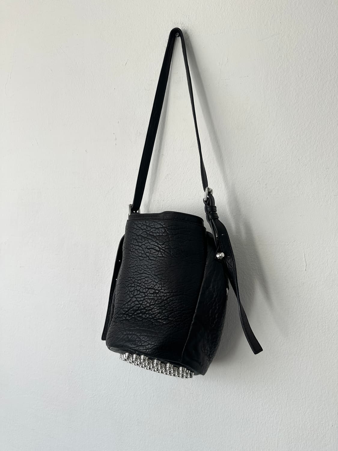 알렉산더왕 디에고 스터드 레더 버킷백 상품이미지3