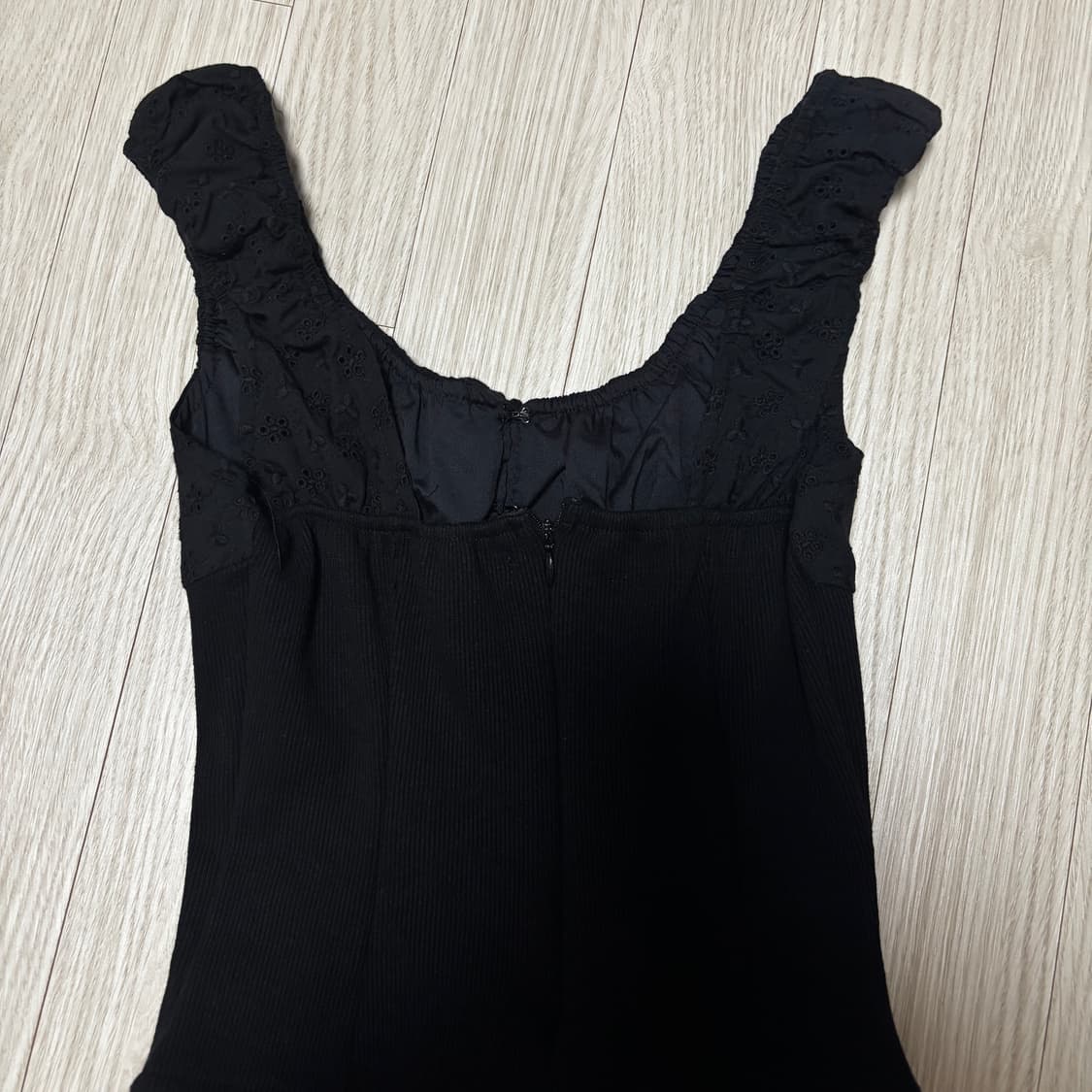 하티 최유라 펀칭 블라우스 블랙 상품이미지7