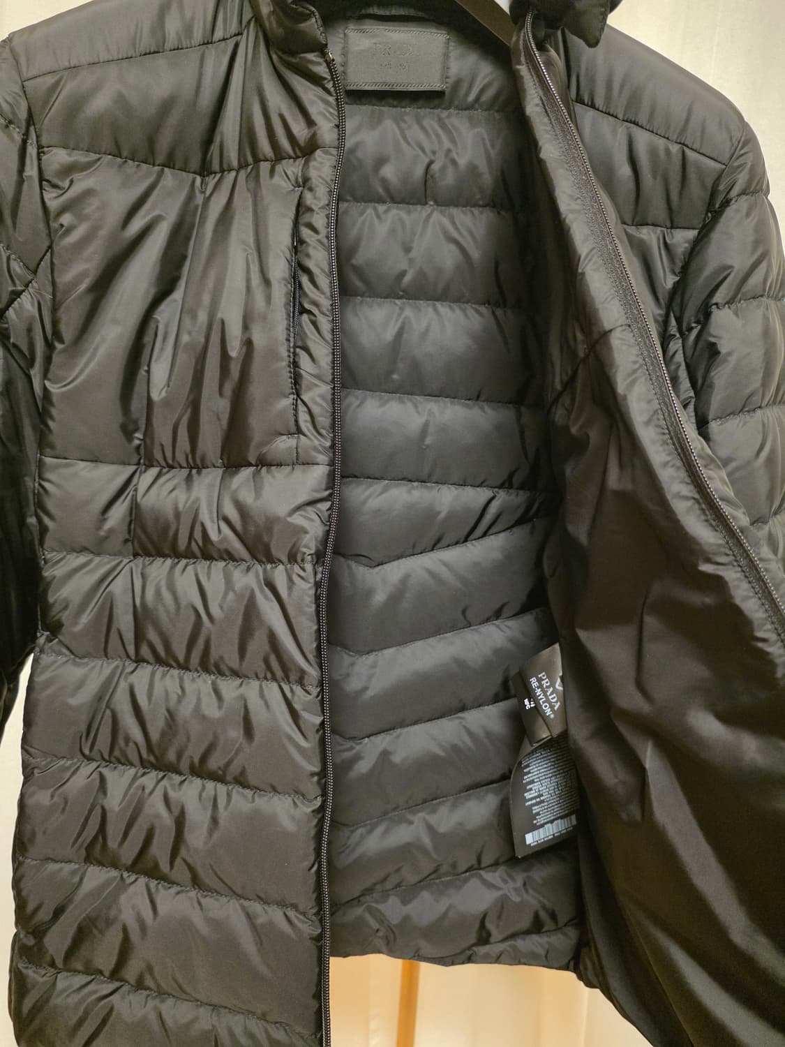 [새상품급 / 50 ] 프라다 리나일론 삼각로고 다운 숏 패딩 자켓 블랙 상품이미지8