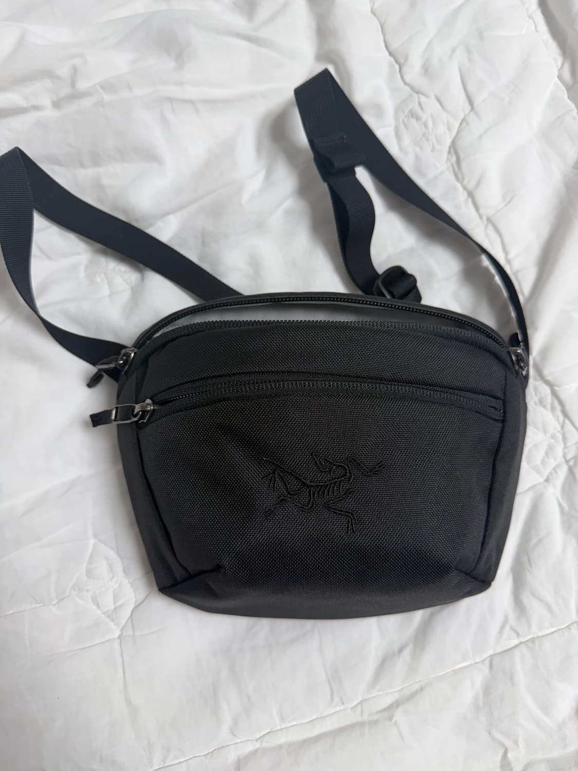 아크테릭스 크로스백 상품이미지1